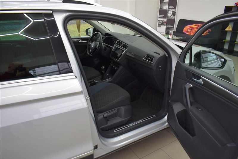 Volkswagen Tiguan 2,0 TDi, virtual,pano,navi, - fotka 15 z 44
