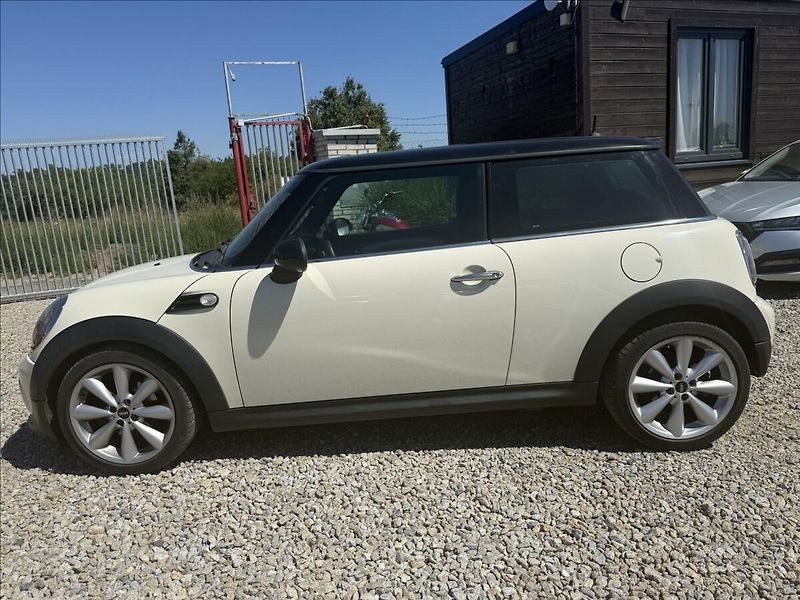 Mini Cooper 1,6 90kW PANORAMA,XENONY, A/T - fotka 8 z 22