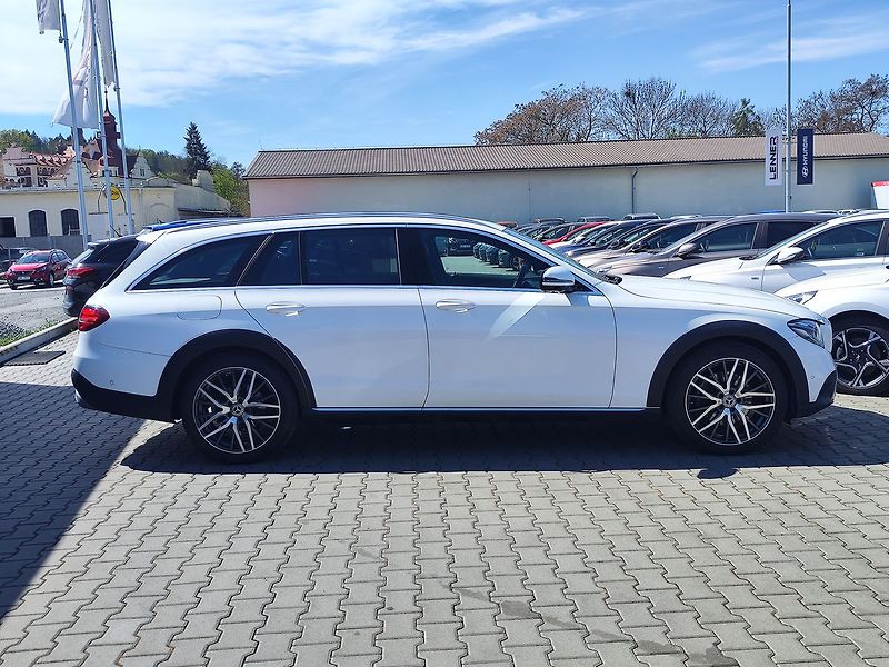 Mercedes-Benz Třídy E E220d/143kW 4MATIC All-Terrain - fotka 4 z 37
