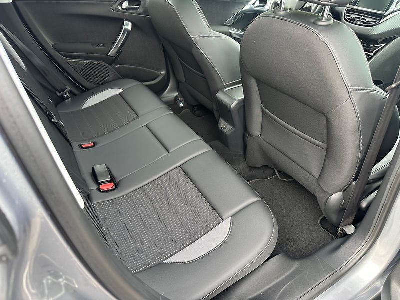 Peugeot 2008 (2016) 1.2T 81kw Allure - fotka 12 z 23