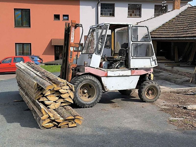 Vysokozdvižný vozík, v Německu nazvaný Gabelstapler.