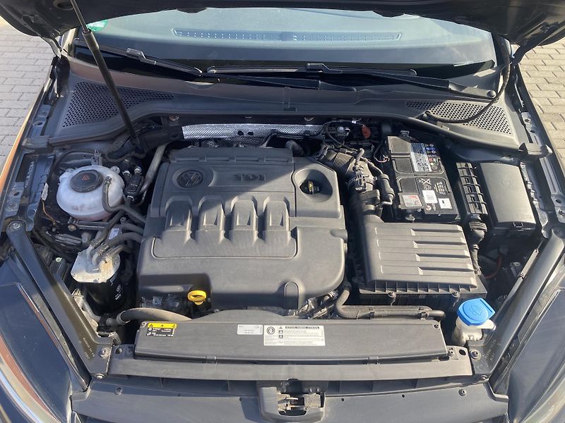 Volkswagen Golf 1.6TDi,PLNÁ VÝB.SUPER STAV!! - fotka 46 z 48