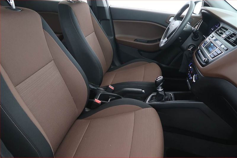 Hyundai i20 (2015) 1.1 CRDi - fotka 9 z 16