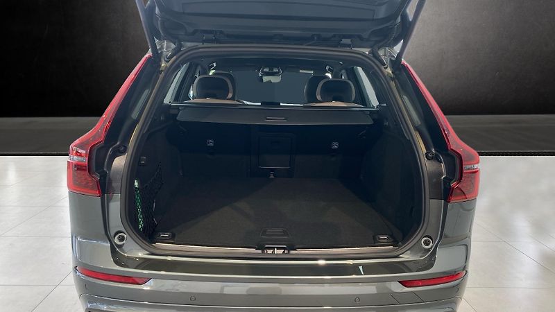 Volvo XC60 (2026) PLUS DARK, B5 AWD, 184+10 kW / - fotka 7 z 13