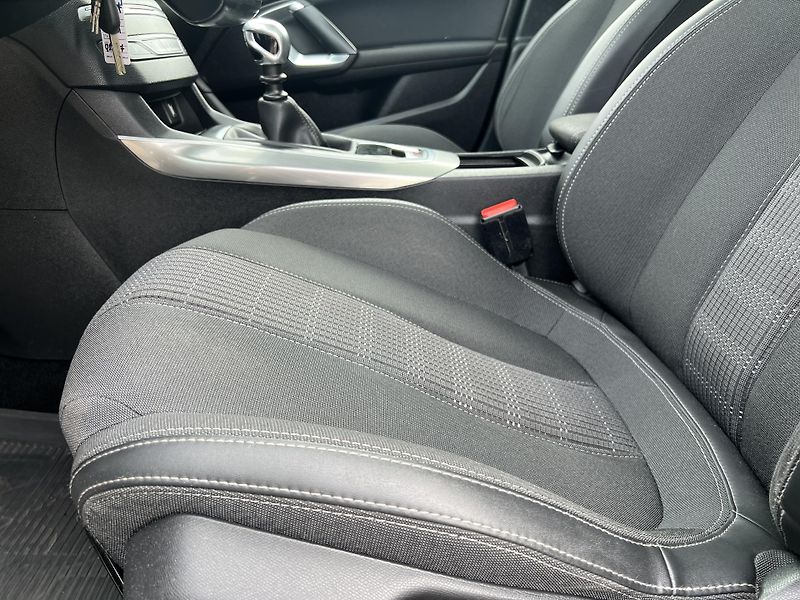 Peugeot 308 1.6HDi NAVI KLIMA TAŽNÉ ALU - fotka 11 z 45