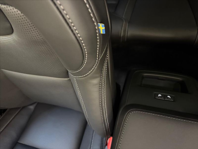 Volvo XC60 2,0  T8 Ultra Black Edition - fotka 16 z 16