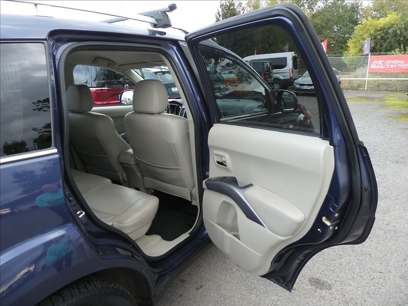 Mitsubishi Outlander 2,4 i 125kW 7.míst,4x4,automat - fotka 24 z 35
