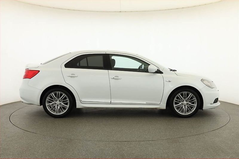 Suzuki Kizashi (2014) 2.4 VVT, Serv.kniha, Xenony - fotka 6 z 16