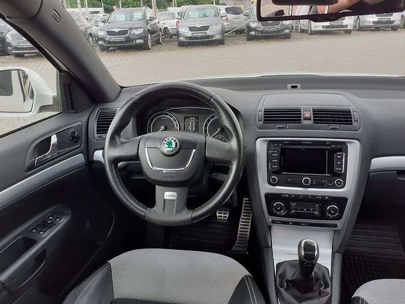 Škoda Octavia (2011) KOMBI 2.0 TDi RS - fotka 8 z 26
