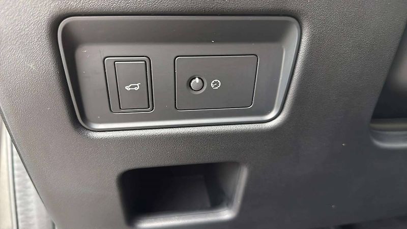 Land Rover Discovery R-Dynamic 3.0l MHEV AWD 8AT (2 - fotka 32 z 46