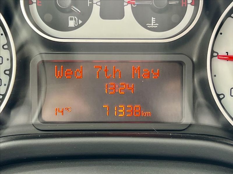 Fiat 500L 1,6 JTD  LIVING - klima -ALU - fotka 21 z 36