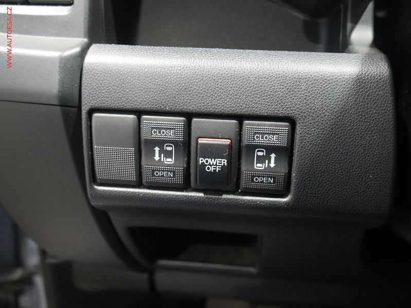 Mazda 5 (2011) 1.6MZR-CD, 1.maj,ČR - fotka 15 z 19