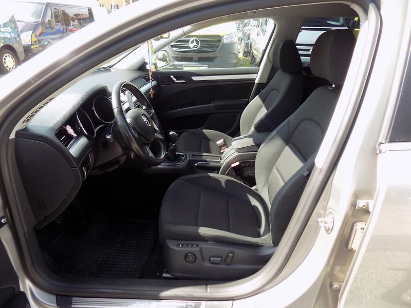 Škoda Superb 1,6 TDI 77 KW NAVI, TEMP - fotka 14 z 34