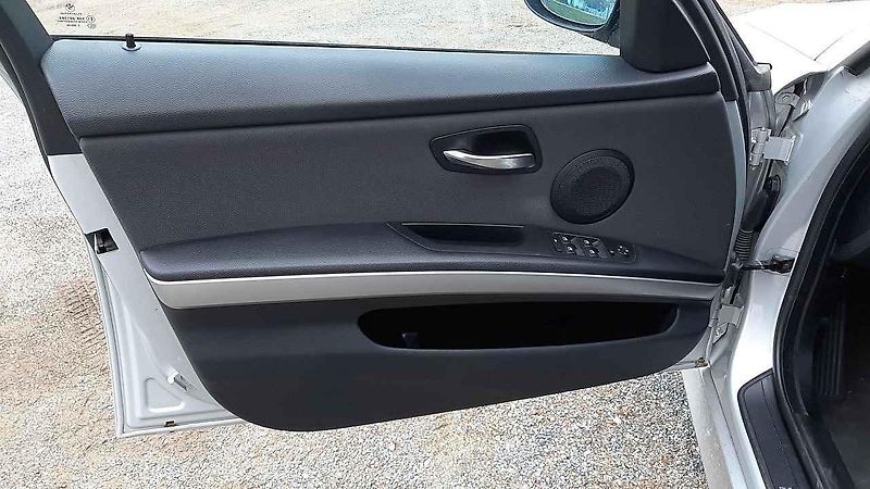Přední část jakoby byla z většího vozu, než ta zadní. Tuto asymetrii ale BMW dotáhlo do extrému až u některých kusů jedničkové řady.