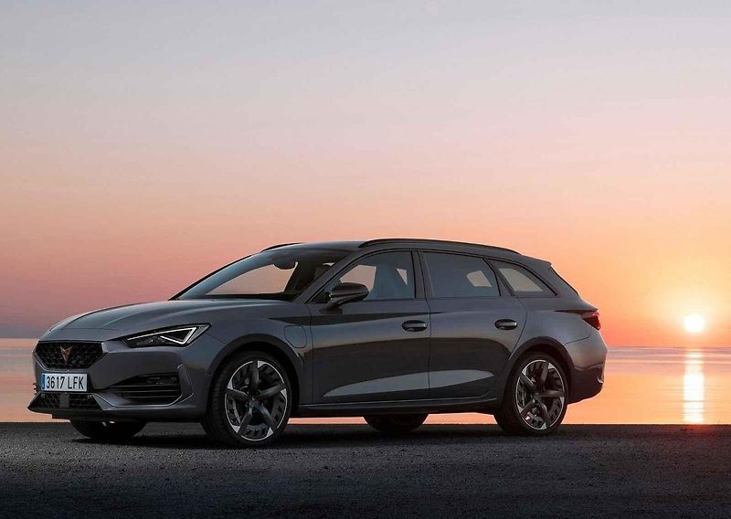 Dvě výkonné motory pod kapotou má čím dál více vozů