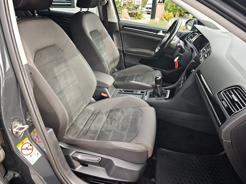 Volkswagen Golf (2019) Highline 1.5 TSI 110kW - fotka 19 z 33