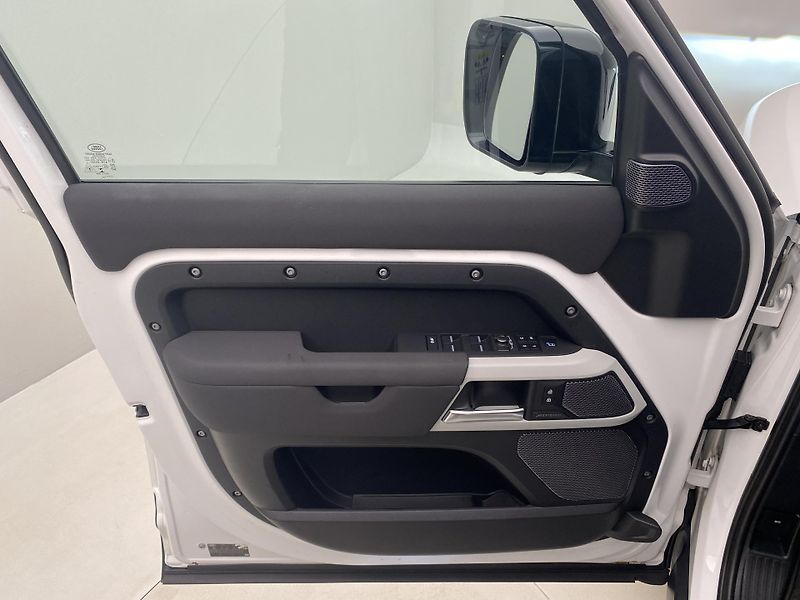 Land Rover Defender 110 D250 SE AWD AUT CZ - fotka 7 z 49