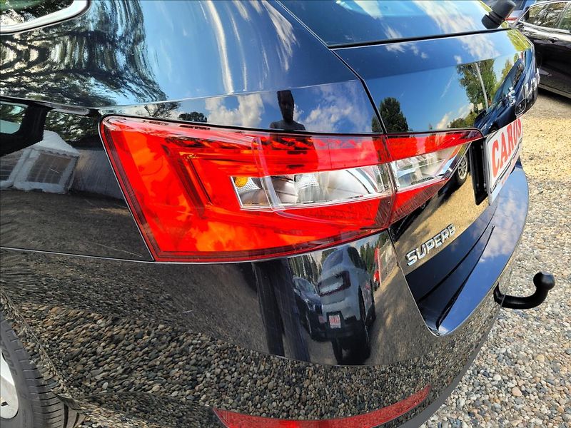 Škoda Superb 1,5 zálohováno - fotka 44 z 50