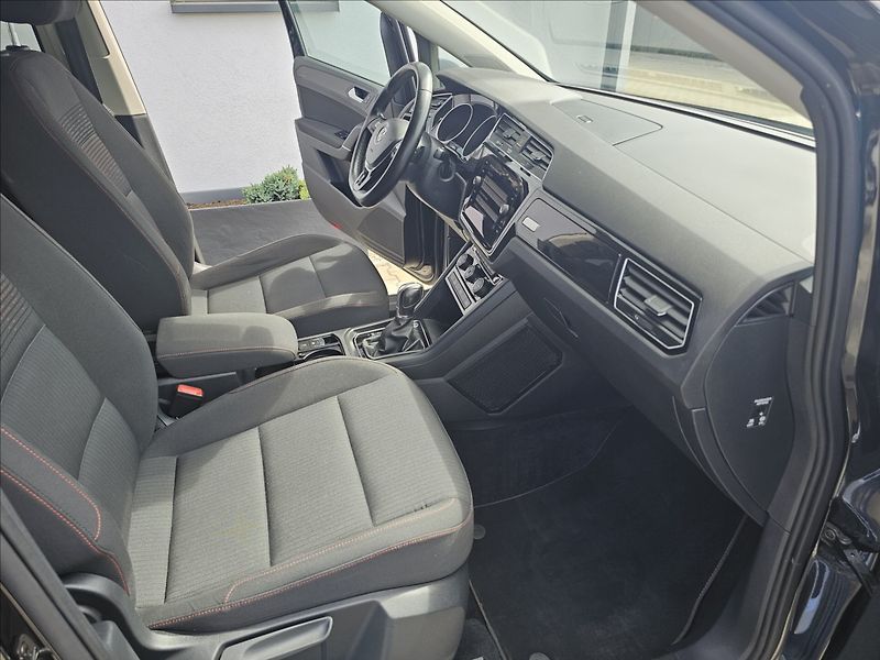Volkswagen Touran 1,4 Tsi 110KW DSG Sound 7MÍST - fotka 38 z 47