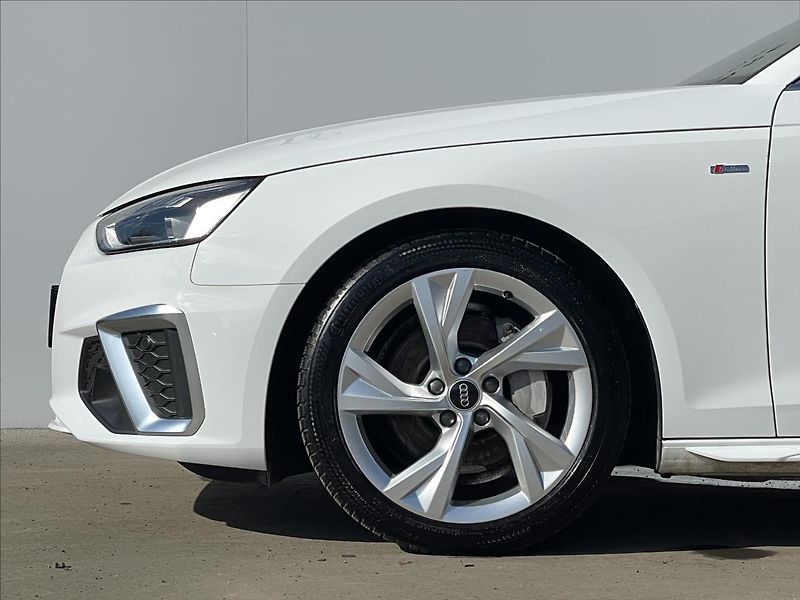 Audi A4 Avant 2,0 40TDI quattro S line - fotka 18 z 22