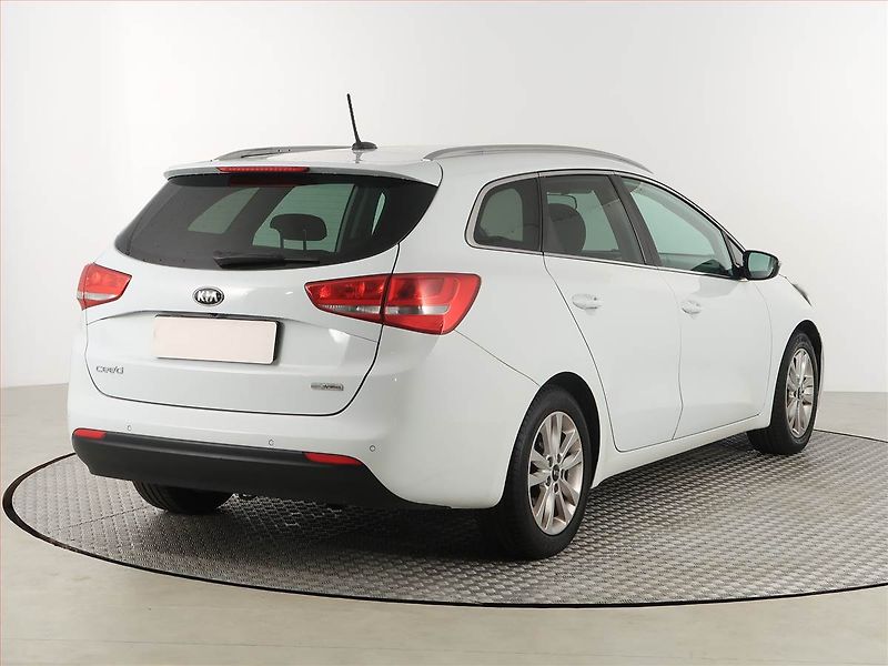 Kia Ceed (2016) Gold 1.6 GDI, Serv.kniha, Navi - fotka 5 z 17