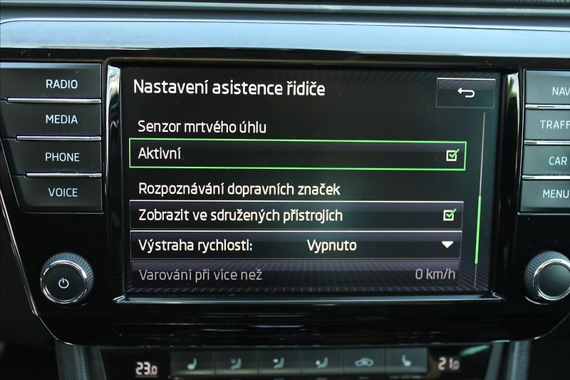 Škoda Superb 2,0 TDI  1.MAJ,A/T,4x4,STYLE - fotka 14 z 47