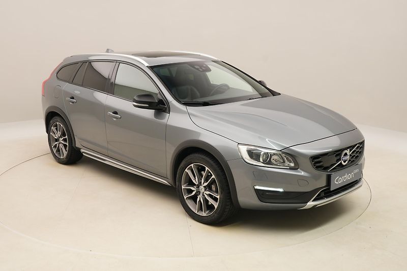 Volvo V60 CC D4 AWD SUMMUM REZERVACE - fotka 16 z 42