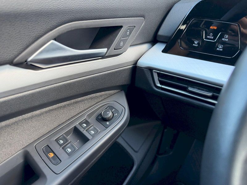 Volkswagen Golf (2025) 1.5 TSI 85kW People - fotka 10 z 35