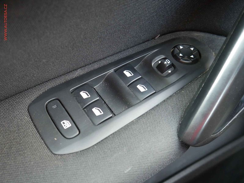 Peugeot 308 (2019) 1.2PT, AC, park.asist - fotka 11 z 20