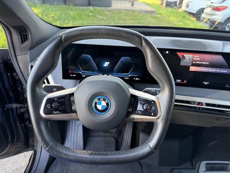 BMW iX xDrive40 SPORT H&K SkyLounge - fotka 28 z 33