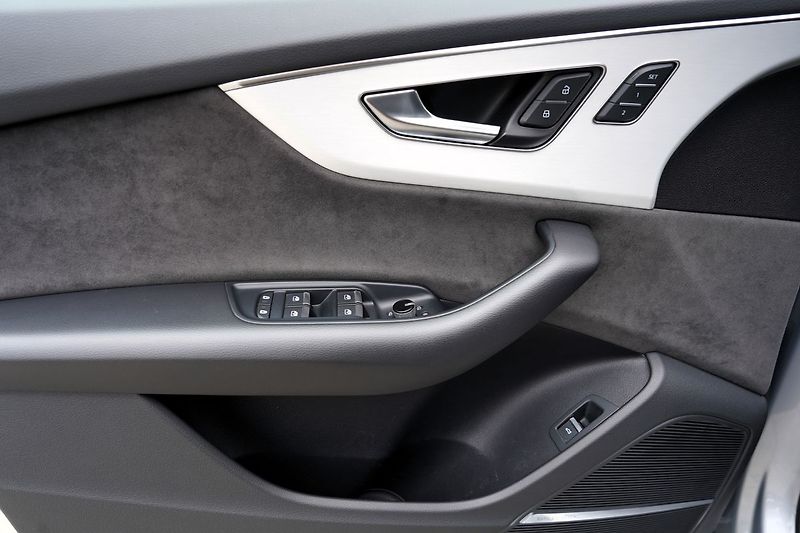 Audi Q8 55 TFSI Q/21kola/S-line/B&O - fotka 15 z 44