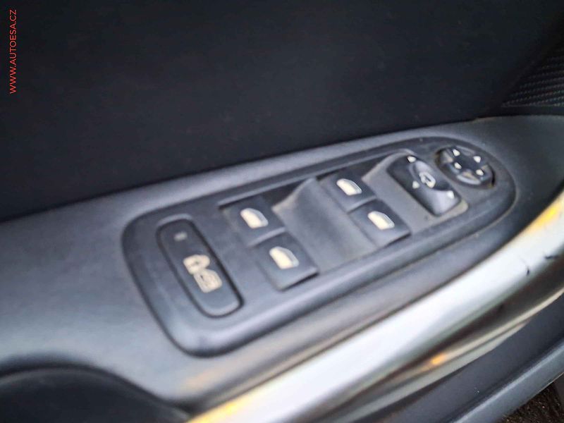 Peugeot 308 (2008) 1.6HDI, Navi, panor - fotka 13 z 14