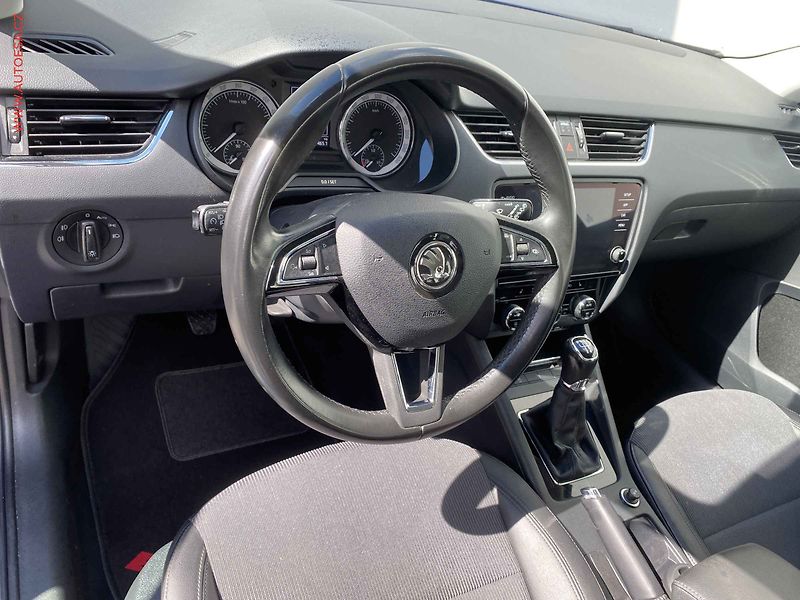 Škoda Octavia (2019) 1.6 TDi, Style, TZ, park - fotka 12 z 18