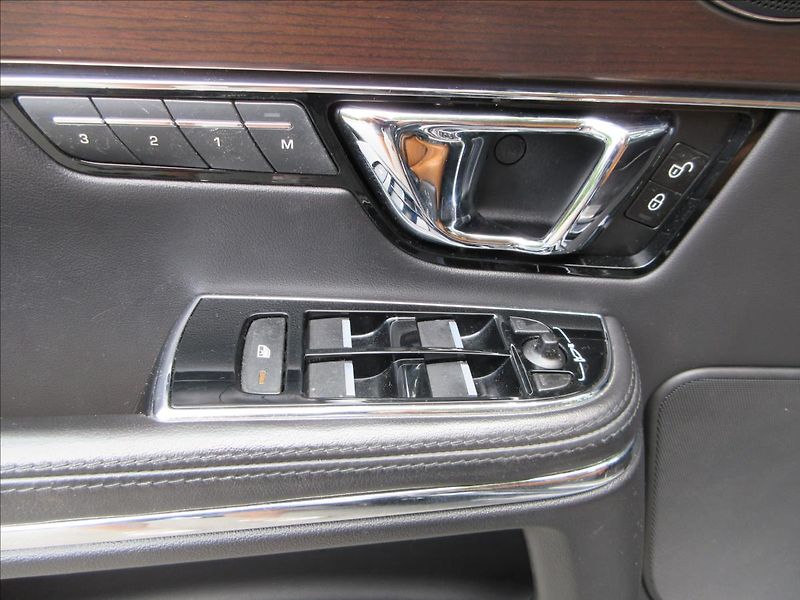 Jaguar XJ 3,0 V6, 4x4, Panorama, Nové ČR - fotka 24 z 37
