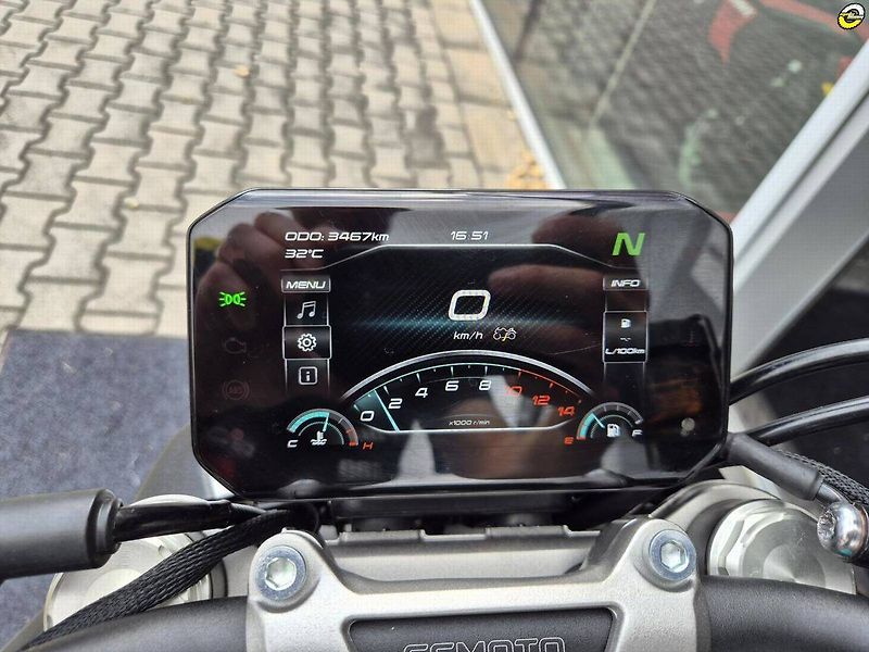 CFMOTO 450 NK (2026) 2026) – 1.majitelka, ZÁRUKA 20 - fotka 19 z 20