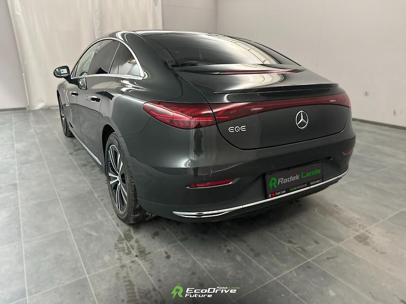 Mercedes-Benz EQE (2023) Electric Art, Panorama - fotka 3 z 13