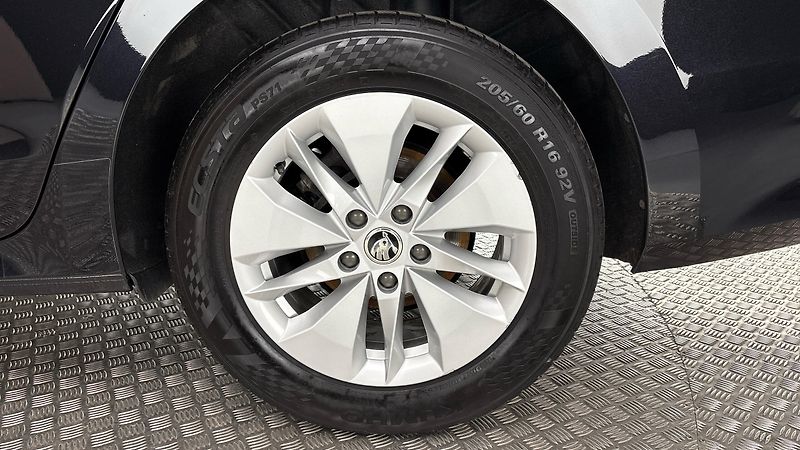Škoda Octavia 2.0 TDI Ambition Combi - fotka 19 z 23