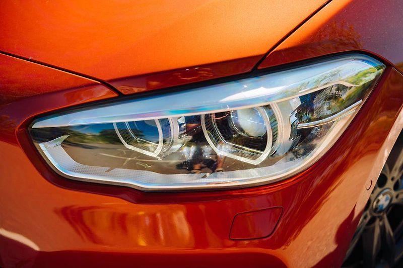 BMW Řada 1 (2016) M140i xDrive - fotka 7 z 31
