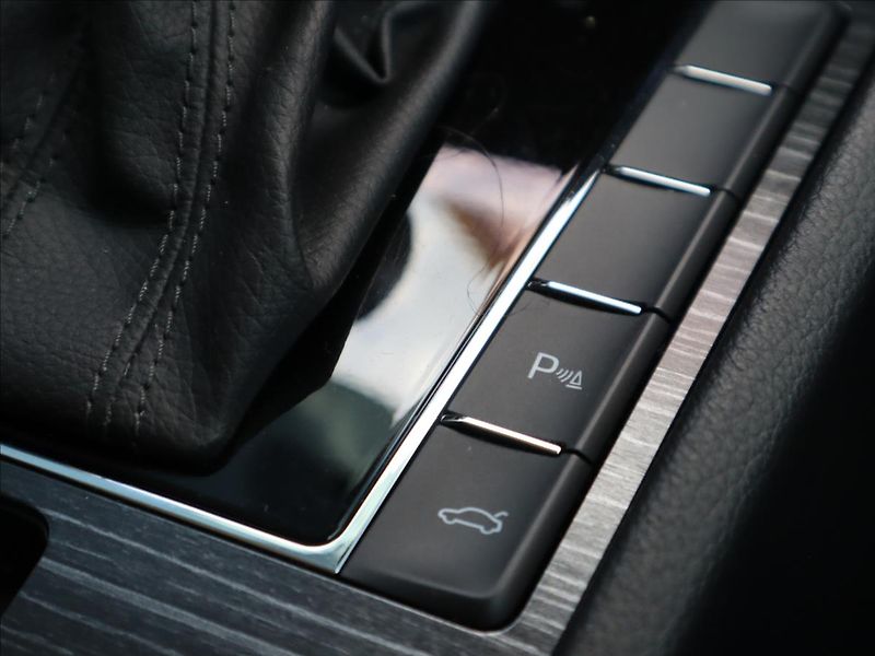 Škoda Superb 2,0 TDI DSG ACC DCC Kamera LED - fotka 42 z 58