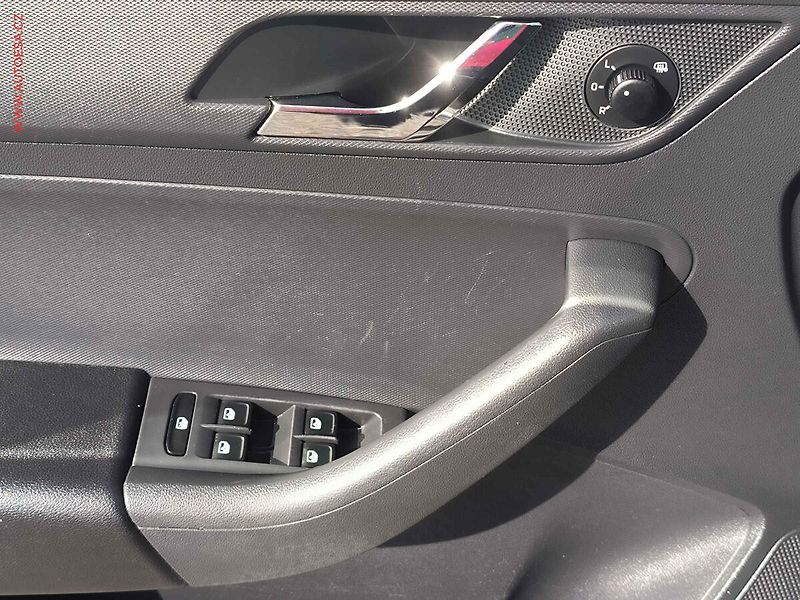 Škoda Rapid (2016) 1.4 TSi, Joy, DSG, xenon - fotka 17 z 20