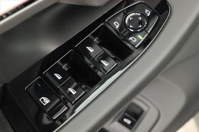 BMW Řada 5 (2025) 520d xDrive, M Sport, Navigace - fotka 9 z 21