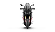 Čelní pohled připomíná kapotáž velklých sportovních motocyklů.