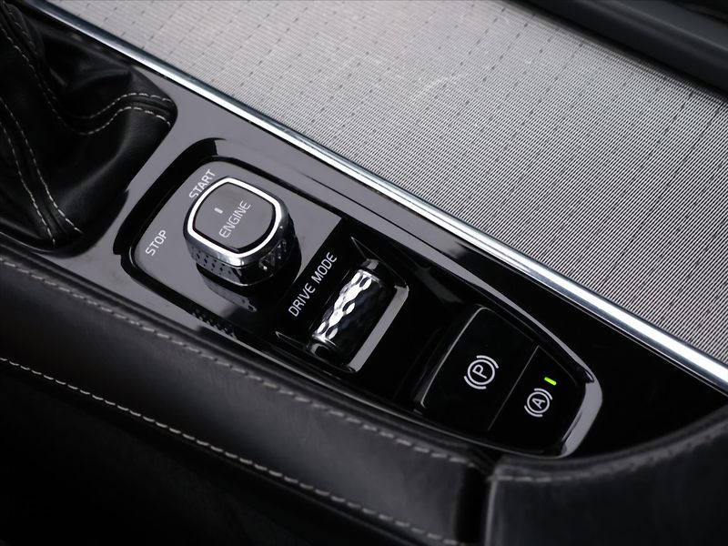 Volvo XC90 2,0 D5 165kW AWD Aut. R-Design - fotka 29 z 39