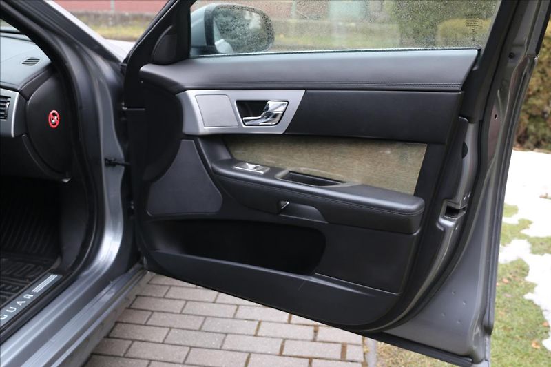 Jaguar XF 3,0 ČR, Automat, Navigace - fotka 26 z 46