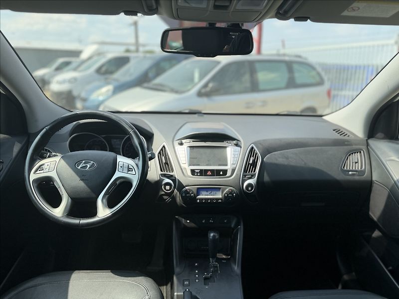 Hyundai ix35 2,0 135kW A/T NAVI PANO 4X4 - fotka 23 z 32