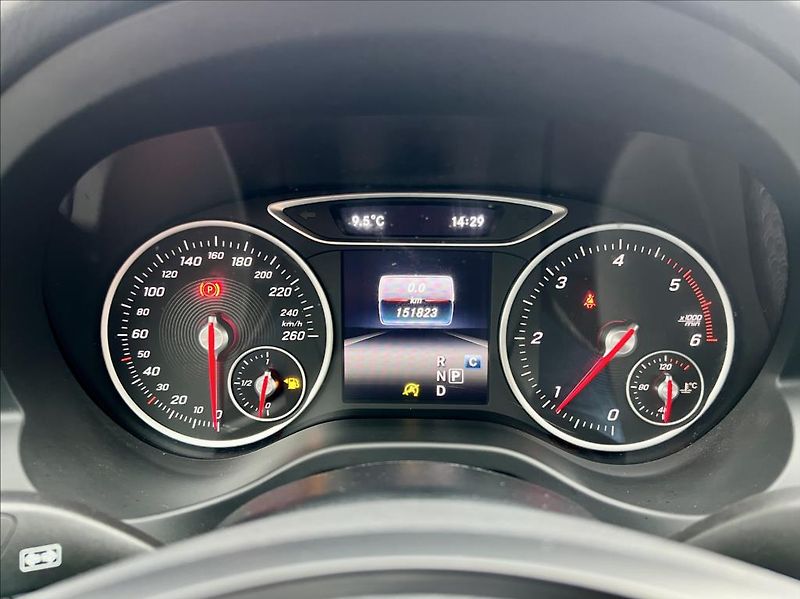 Mercedes-Benz Třídy A 180 d Sport automat - fotka 23 z 45