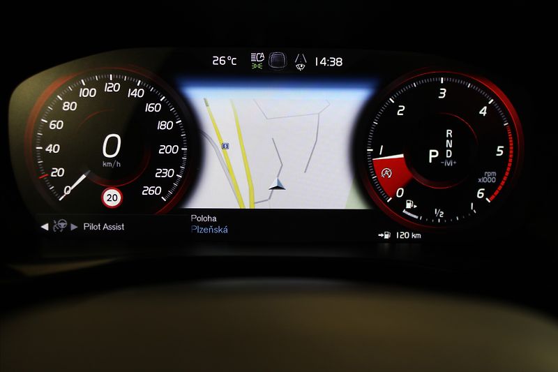 Volvo XC40 D4 AWD Momentum PilotAs/360°/P - fotka 17 z 32