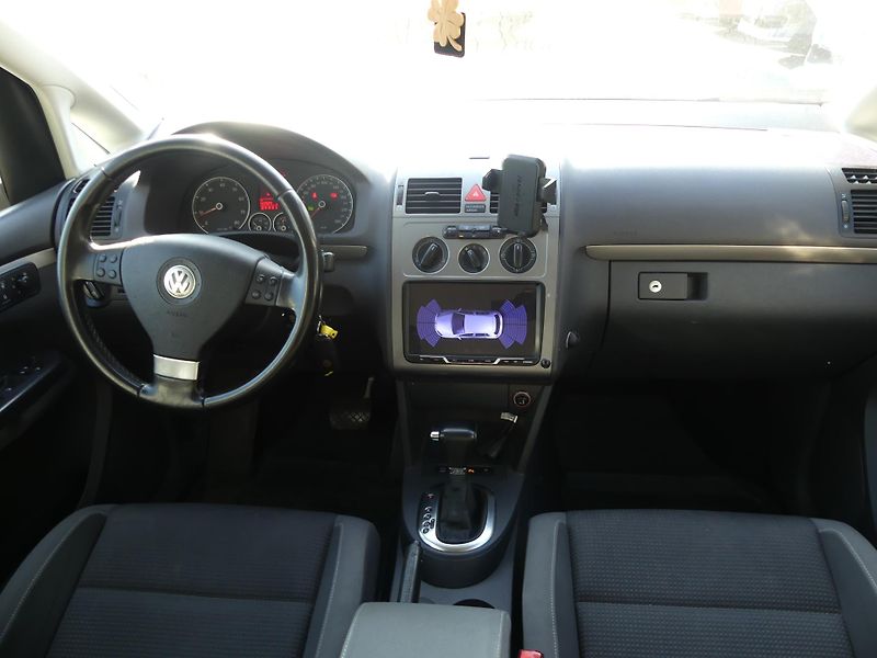 Volkswagen Touran (2010) 1,4  DSG automat - fotka 8 z 16