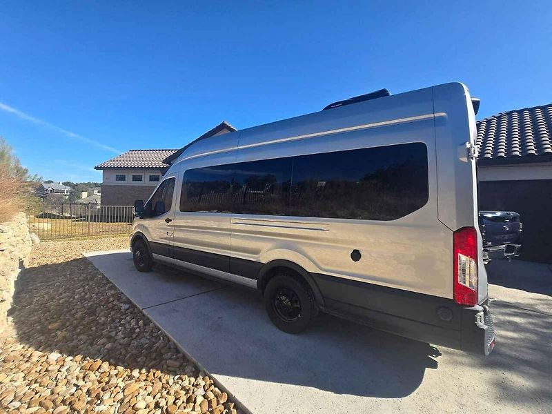 Campervan od firmy Road Dog Vans je přizpůsobený pro cestování se psy.