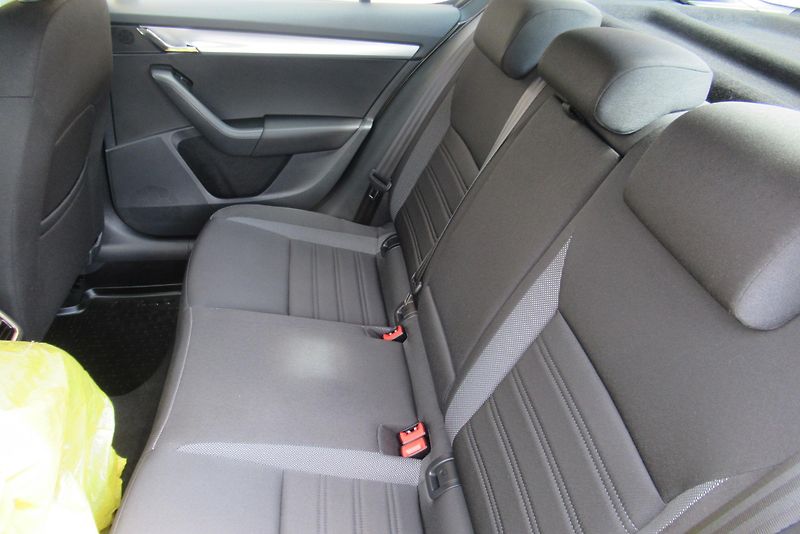 Škoda Octavia 1.8 TSi KLIMA TAŽNÉ 1.MAJ. - fotka 13 z 26